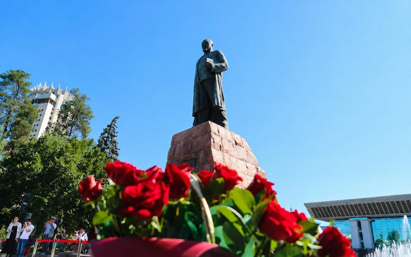 Абай ескерткіші
