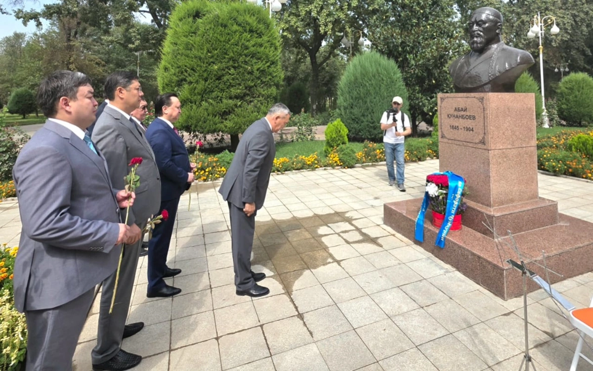 Pamıat Abaıa pochtılı v Dýshanbe