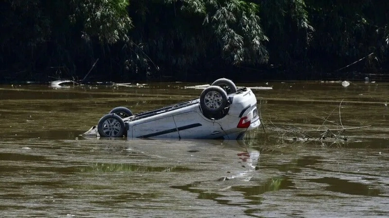 Floods in India claim 100 lives
