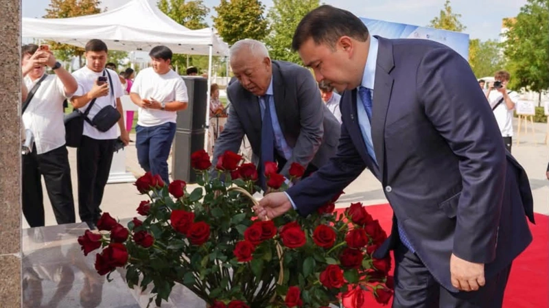 Роман «Путь Абая» подарили молодежи в Туркестане в День Абая