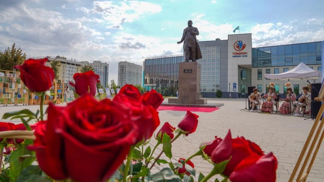 Роман &laquo;Путь Абая&raquo; подарили молодежи в Туркестане в День Абая