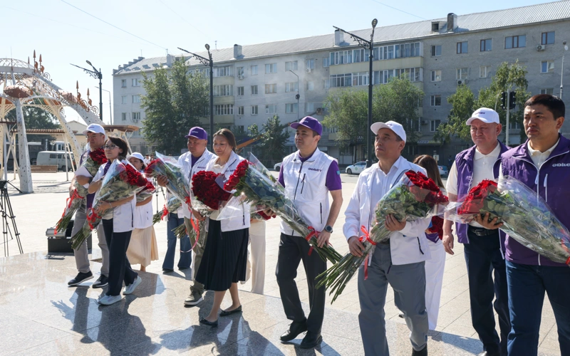 Предвыборный штаб «Әділет» начал работу в области Абай с возложения цветов к памятнику Абаю