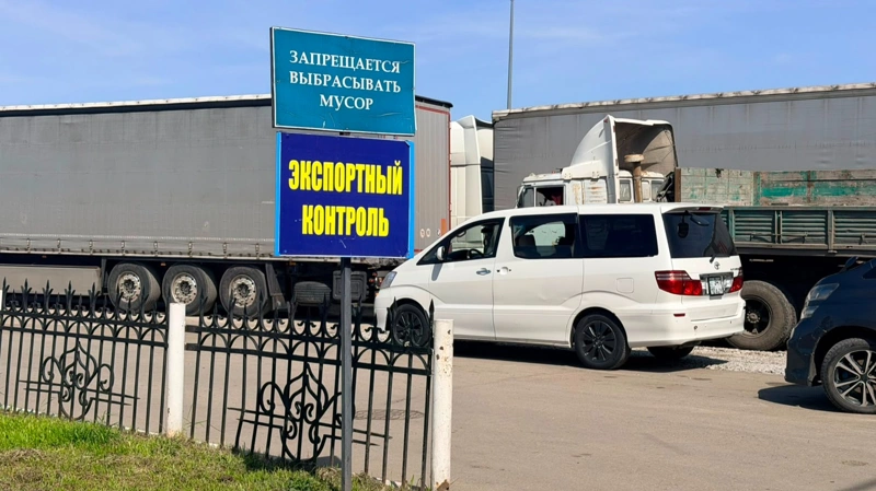Водителей предупредили о возможных очередях на границе Казахстана и России