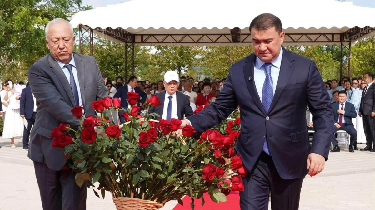 Роман &laquo;Путь Абая&raquo; подарили молодежи в Туркестане в День Абая