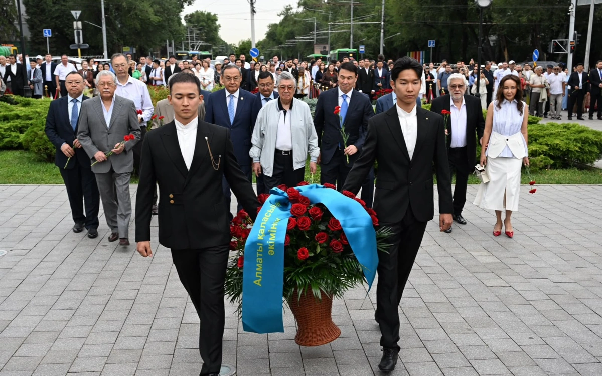 возложение цветов к памятнику Абаю