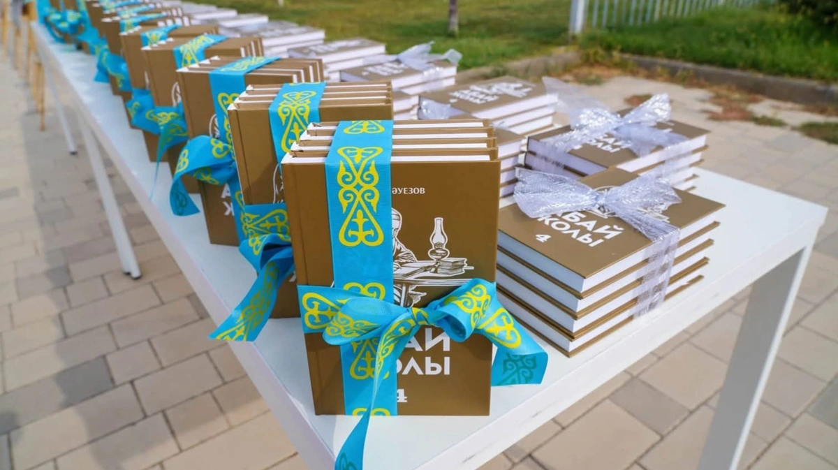 Роман &laquo;Путь Абая&raquo; подарили молодежи в Туркестане в День Абая
