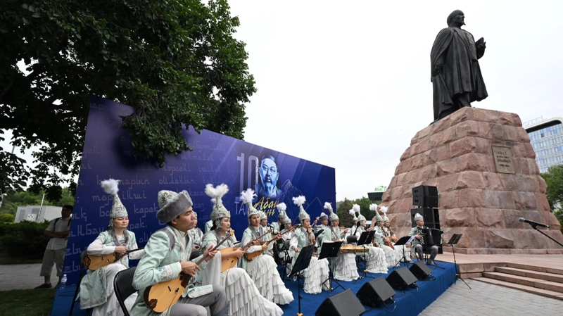 Церемония возложения цветов к памятнику Абаю прошла в Алматы