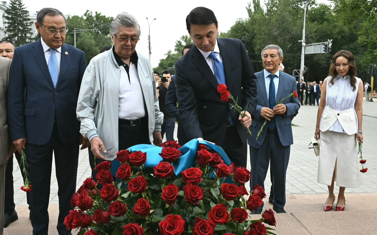 Церемония возложения цветов к памятнику Абаю прошла в Алматы