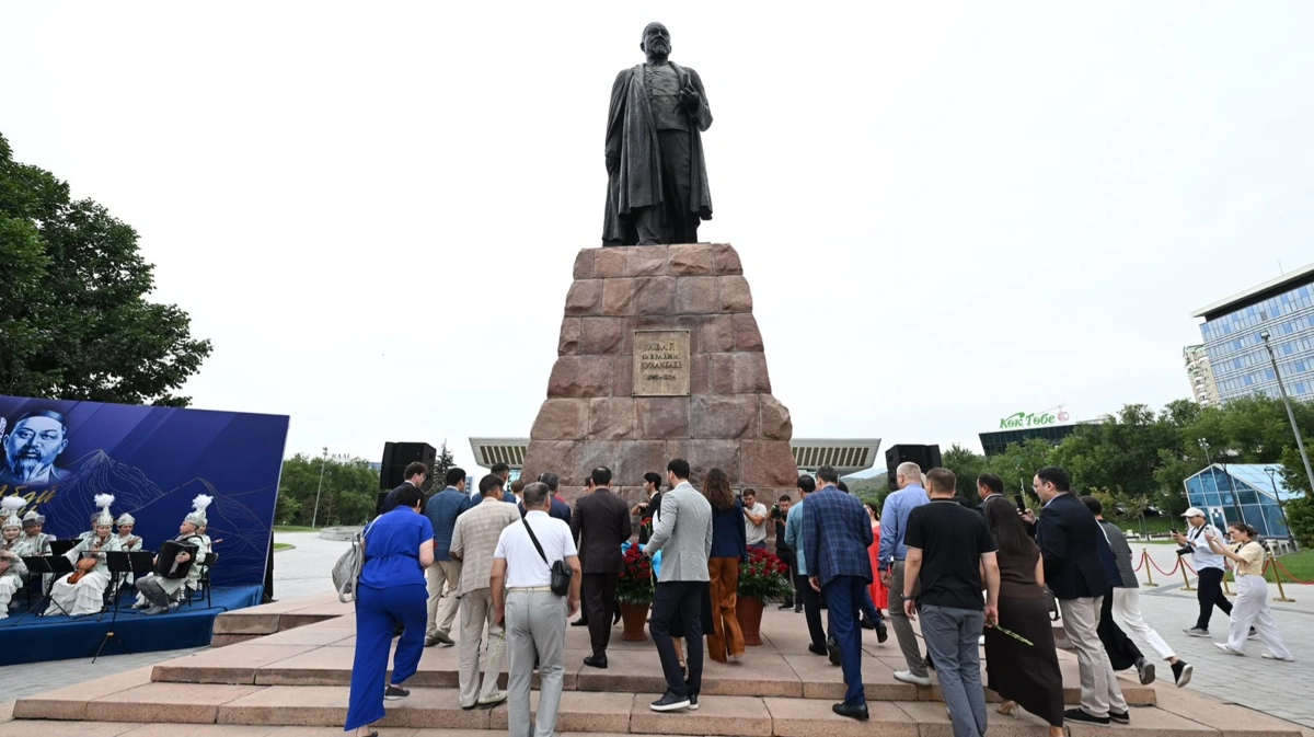 Церемония возложения цветов к памятнику Абаю прошла в Алматы