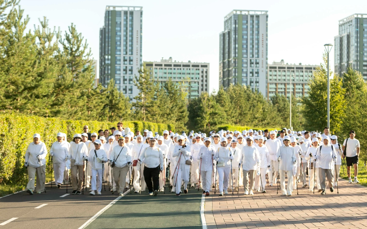 Неделя спорта: сотни астанчан начали утро с 10 тысяч шагов вместе с олимпийцами