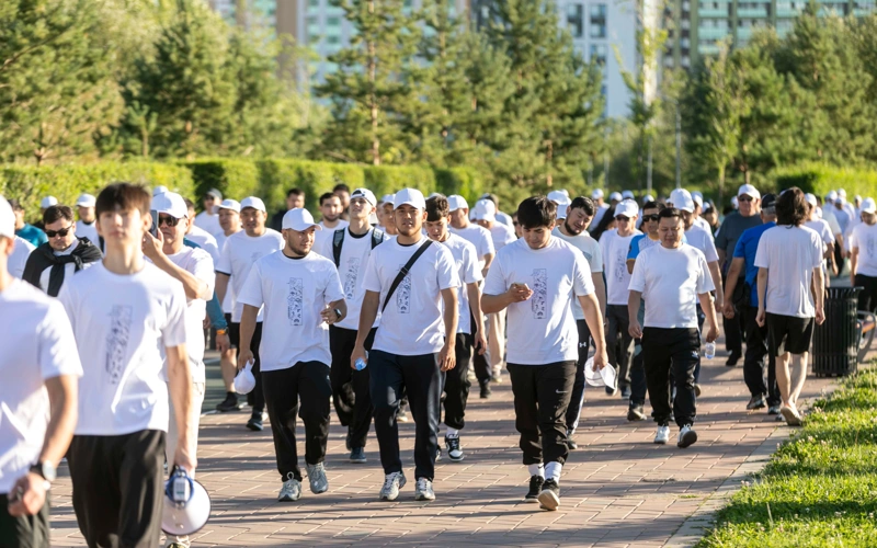 Астаналықтар олимпиада чемпиондармен бірге 10 мың қадам жүрді