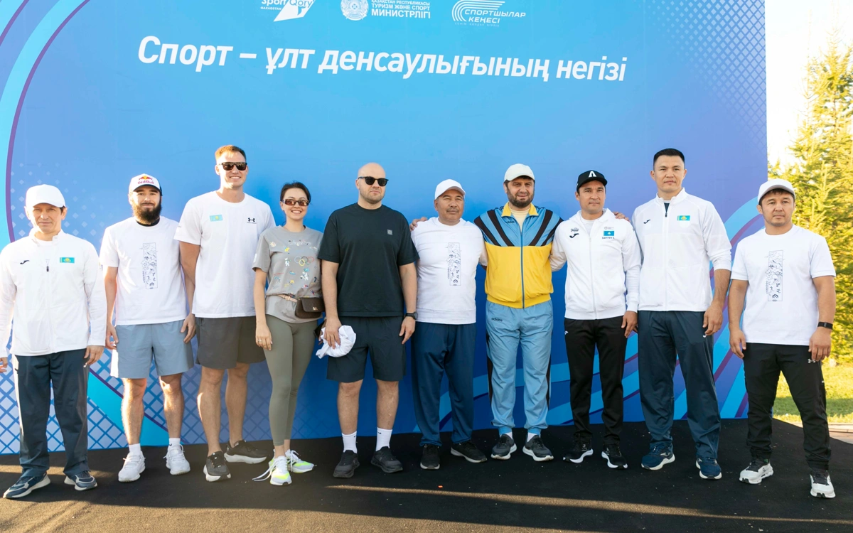 Неделя спорта: сотни астанчан начали утро с 10 тысяч шагов вместе с олимпийцами