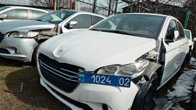 Разбитые полицейские авто выставили на торги в Алматы