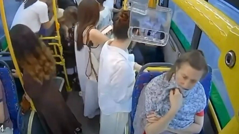 Polıtsııa avtobýsta kámpıtke qaqalǵan sábıdiń ómirin saqtap qaldy