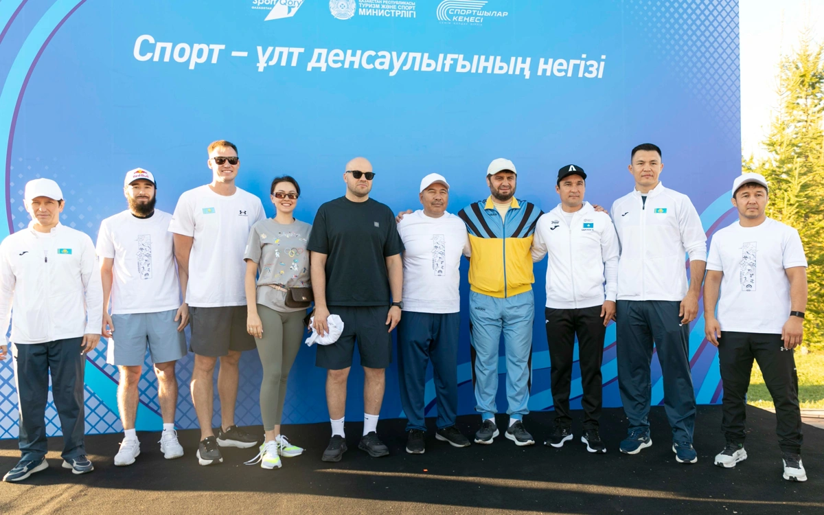 Астаналықтар олимпиада чемпиондармен бірге 10 мың қадам жүрді