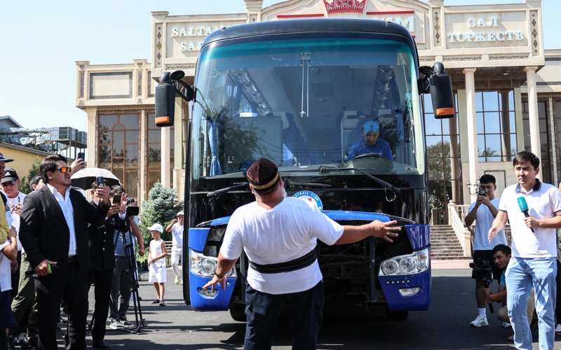 Силач из Шымкента зубами протащил 17-тонный автобус и установил мировой рекорд