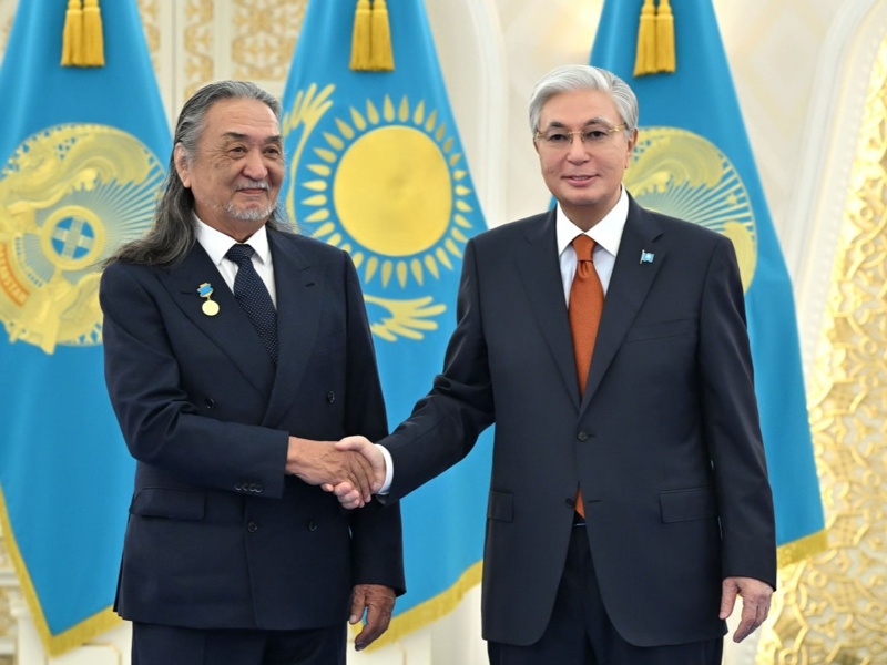 Kazakh President honors group of public figures