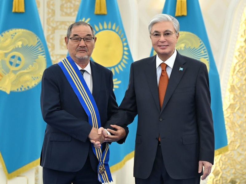 Kazakh President honors group of public figures