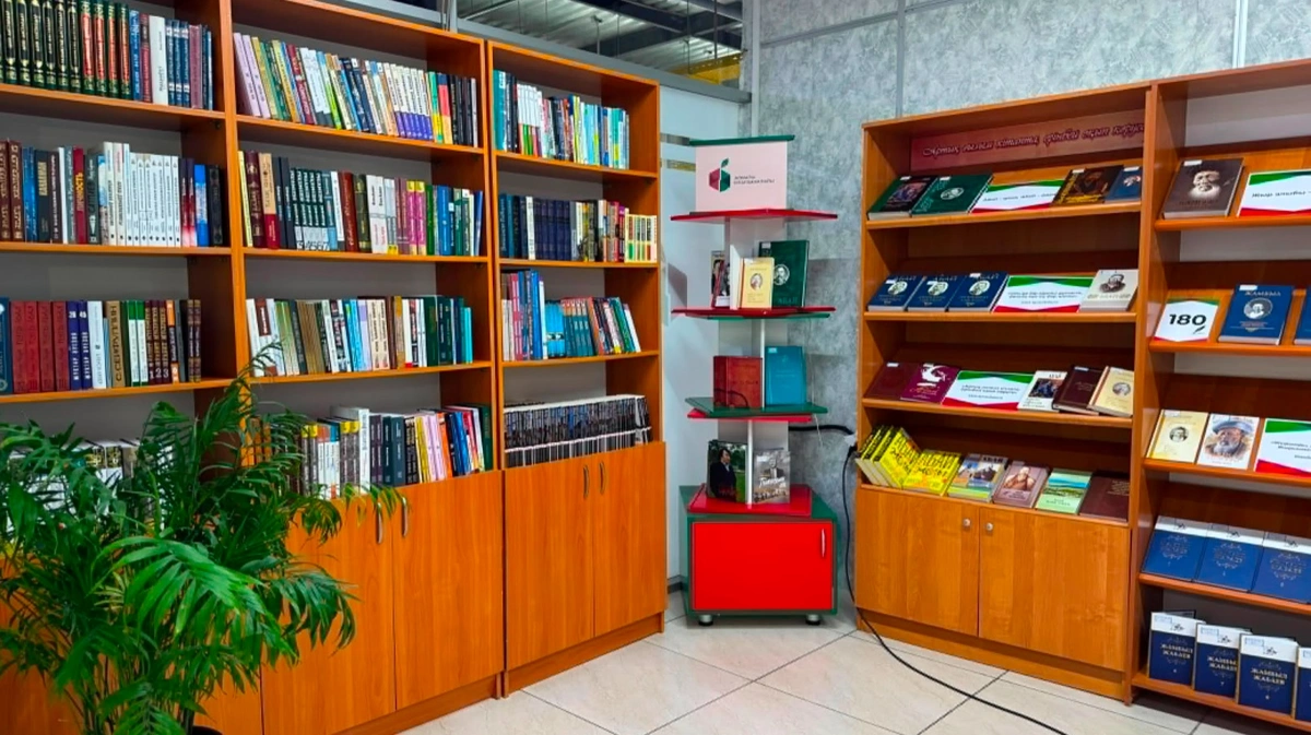 Пункт книговыдачи впервые открылся в торговом центре Алматы