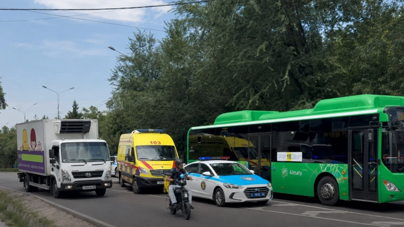 Автобус насмерть сбил девушку в Алматы