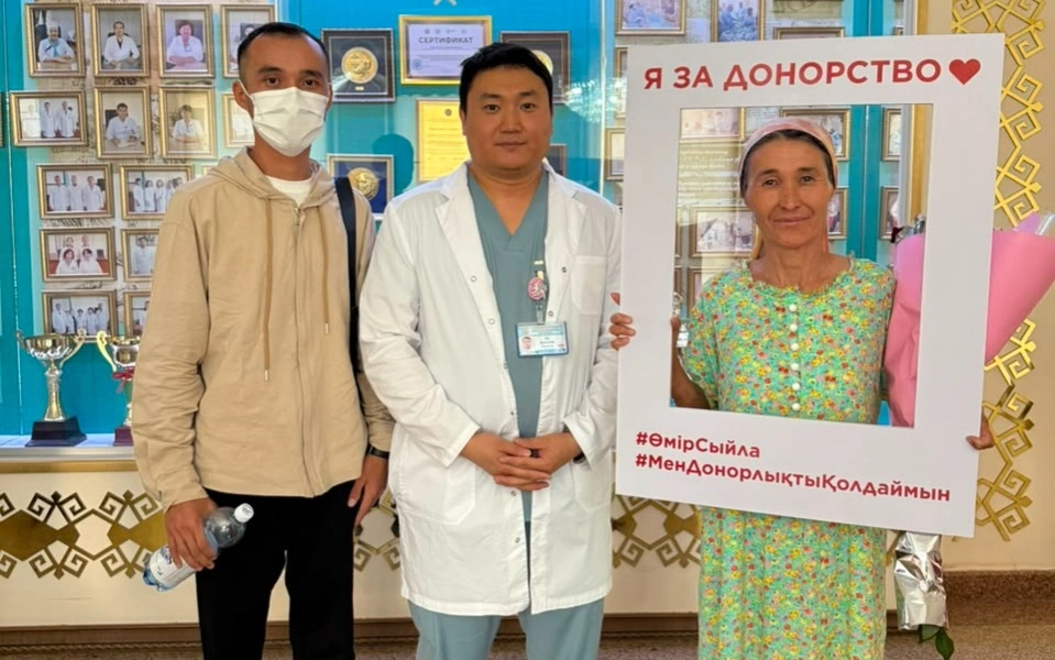 Түркістандағы бірегей операция: Бірі анасына, бірі ұлына өмір сыйлады