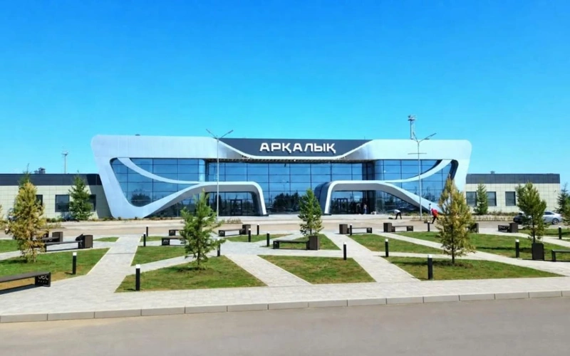 Арқалық қаласының әуежайына IATA халықаралық коды - AYK ресми түрде берілді   Мемлекет басшысының Арқалық қаласының әуежайын реконструкциялау жөніндегі тапсырмасын орындау аясында ҚР Көлік министрлігі әуежайға IATA кодын беру бойынша тиісті жұмыстар жүргізді.  Жүргізілген жұмыстың қорытындысы бойынша, 2026 жылғы 12 тамызда Халықаралық әуе көлігі қауымдастығы (IATA) Арқалық әуежайына үш әріптен тұратын AYK ресми кодын берді.  Аталған код бірегей болып табылады және Арқалық әуежайын әлемдік брондау және әуебилеттерін рәсімдеу жүйелеріне, рейстер кестесіне, сондай-ақ азаматтық авиация саласындағы басқа да жаһандық ақпараттық жүйелерге интеграциялауға мүмкіндік береді.