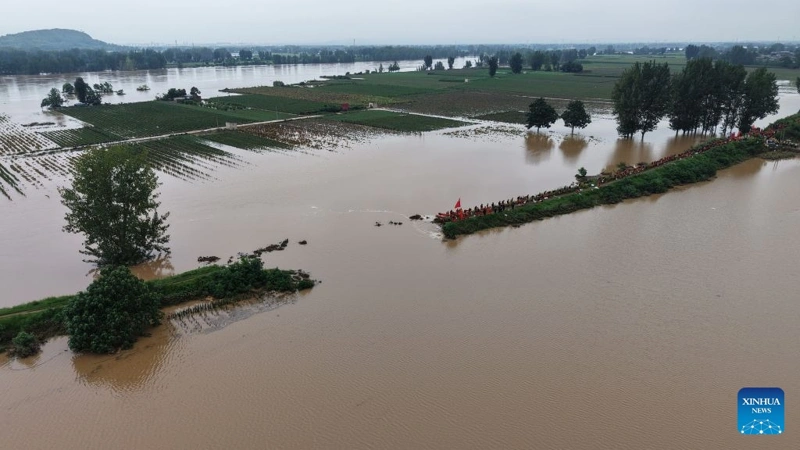 Thousands evacuated as floods hit central China
