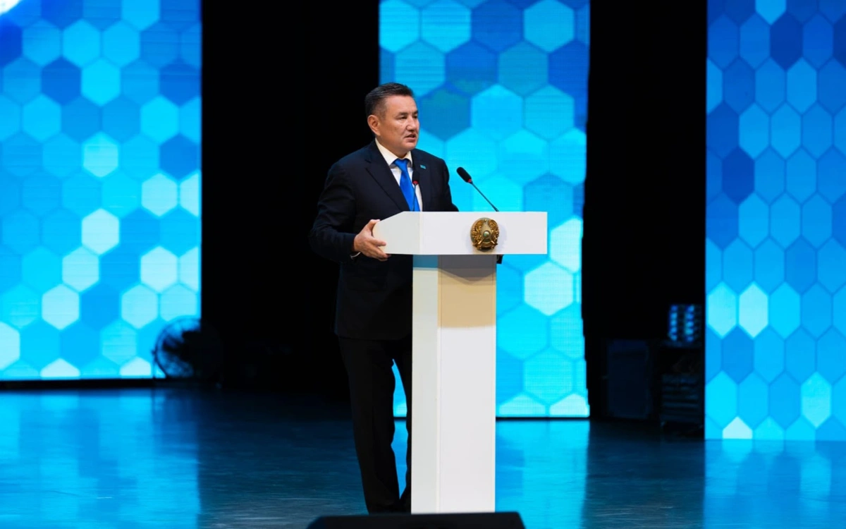 Чемпионам и тренерам ВКО вручили квартиры и денежные сертификаты