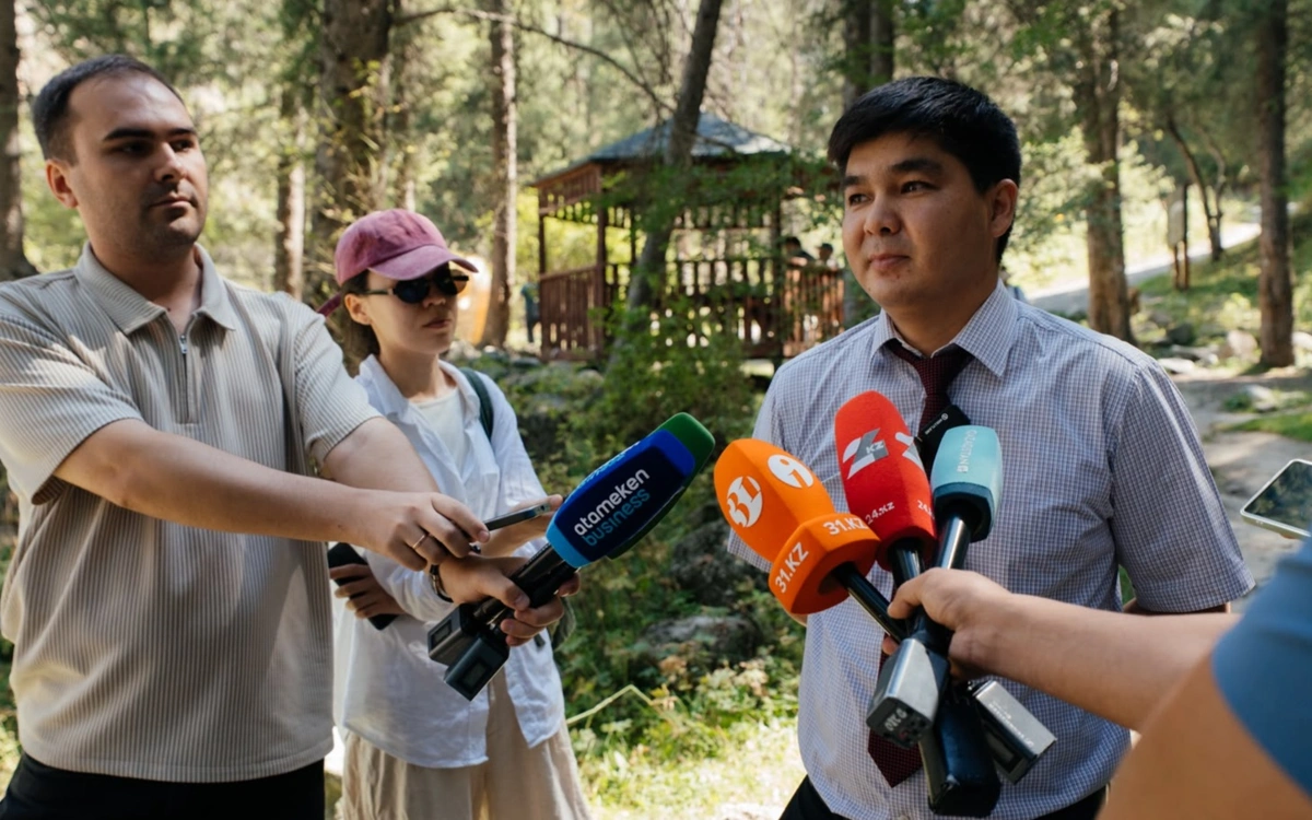 Краснокнижных растений на территории Almaty SuperSki нет, снежные барсы там не водятся