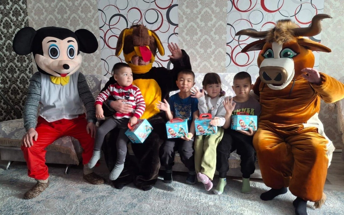 Павлодарлық отбасы төрт бауырды ажыратпай асырап алды