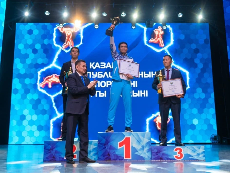Чемпионам и тренерам ВКО вручили квартиры и денежные сертификаты