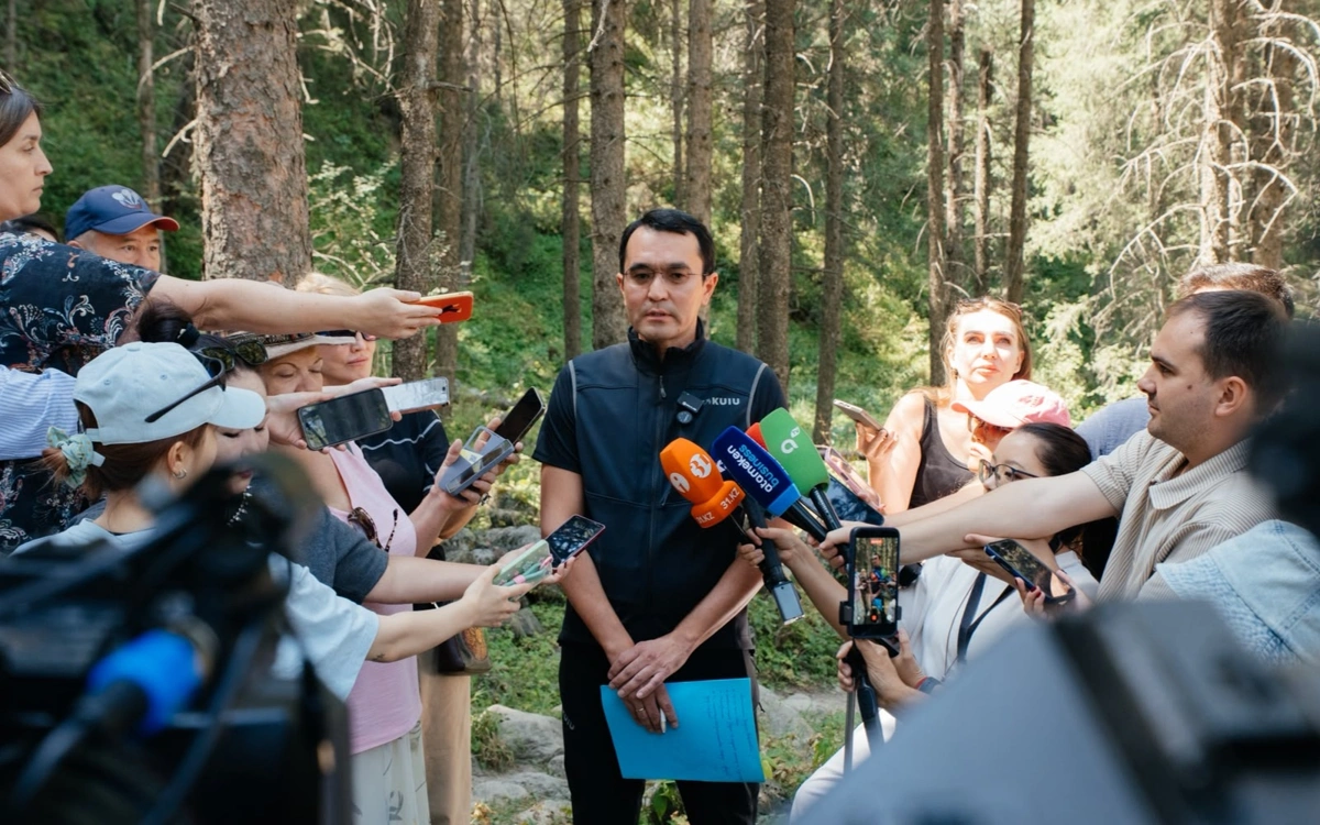 Краснокнижных растений на территории Almaty SuperSki нет, снежные барсы там не водятся