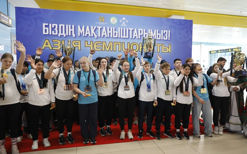 Казахстанцы-триумфаторы молодежного Чемпионата Азии по тяжелой атлетике вернулись на родину