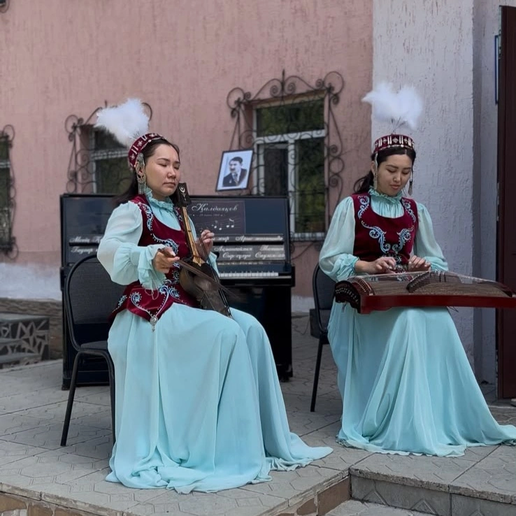 Памяти Шамши Калдаякова: выставку открыли в Усть-Каменогорске