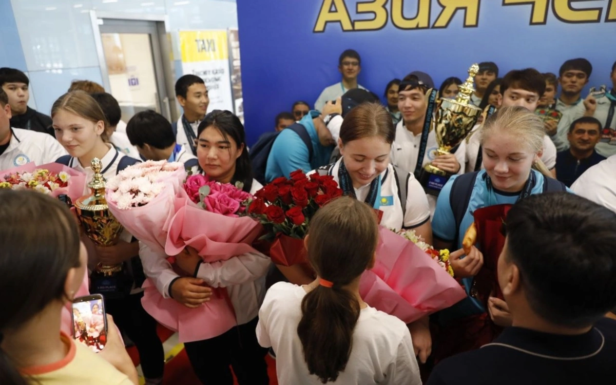 Казахстанцы-триумфаторы молодежного Чемпионата Азии по тяжелой атлетике вернулись на родину