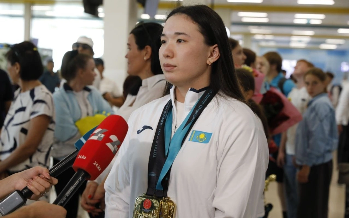 Казахстанцы-триумфаторы молодежного Чемпионата Азии по тяжелой атлетике вернулись на родину