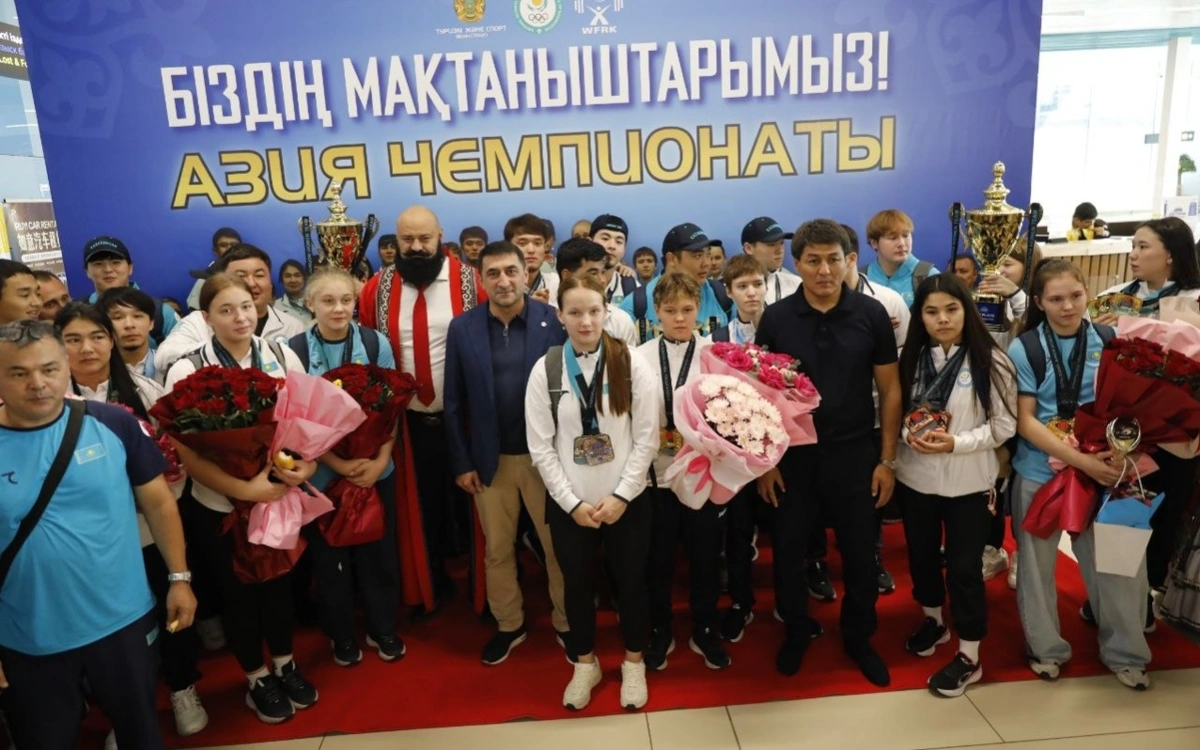 Казахстанцы-триумфаторы молодежного Чемпионата Азии по тяжелой атлетике вернулись на родину
