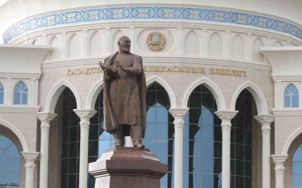 Ташкентте Абай ескерткішіне гүл шоқтары қойылды &mdash; ӨзА 