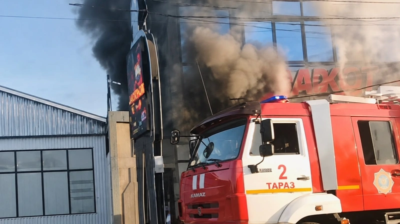 Огонь охватил трехэтажный игровой клуб в Таразе