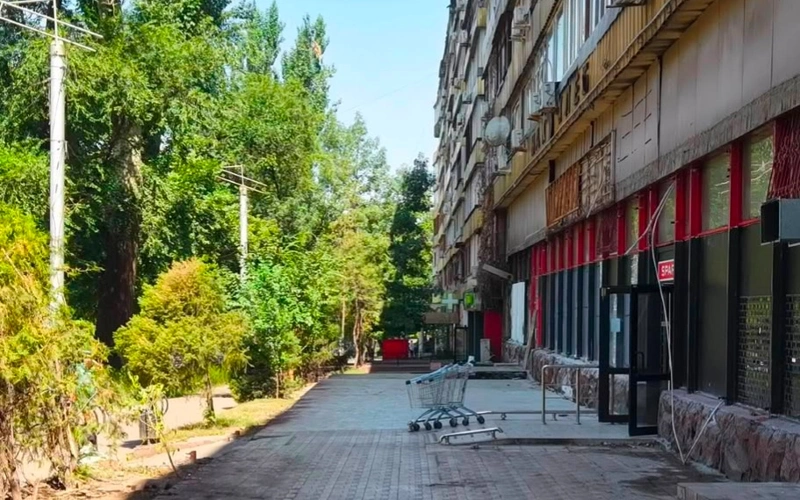 Алматыда супермаркет алдындағы ауқымды қосалқы нысан бұзылды