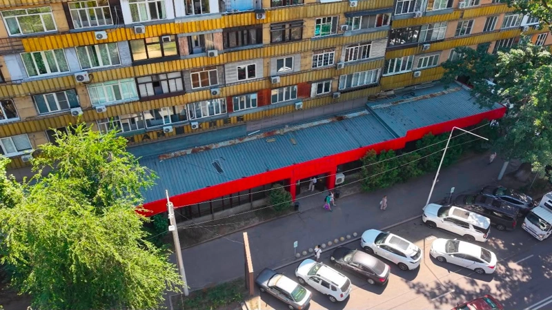 Незаконную пристройку к супермаркету снесли в центре Алматы