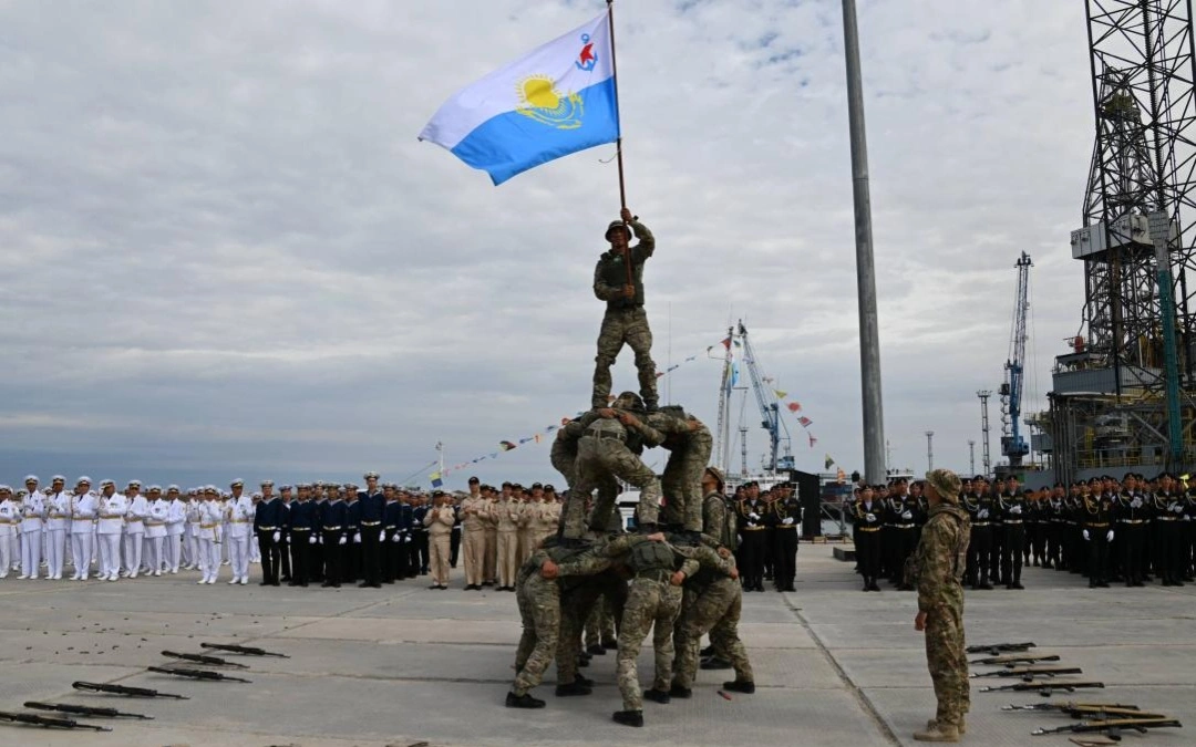 ВМС Казахстана отмечают 30-летие первого подъема Военно-морского флага