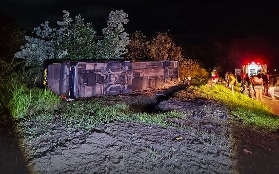 Tourist bus overturns in Brazil, killing 10