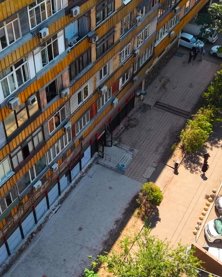 Незаконную пристройку к супермаркету снесли в центре Алматы