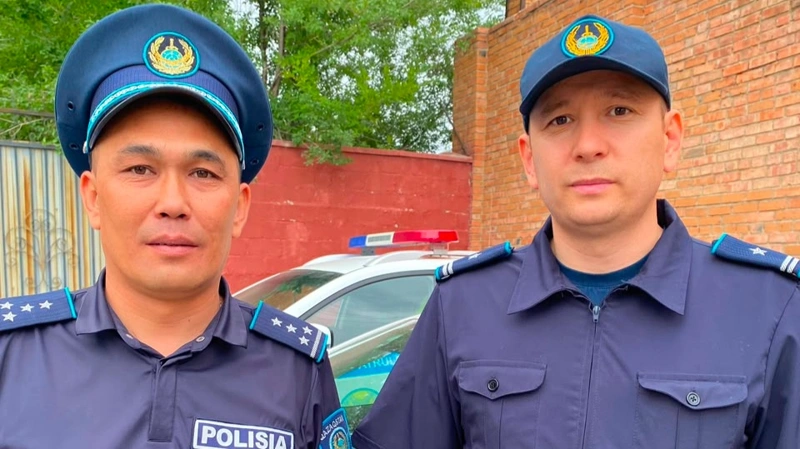 Полицейский спас двух рабочих в ВКО
