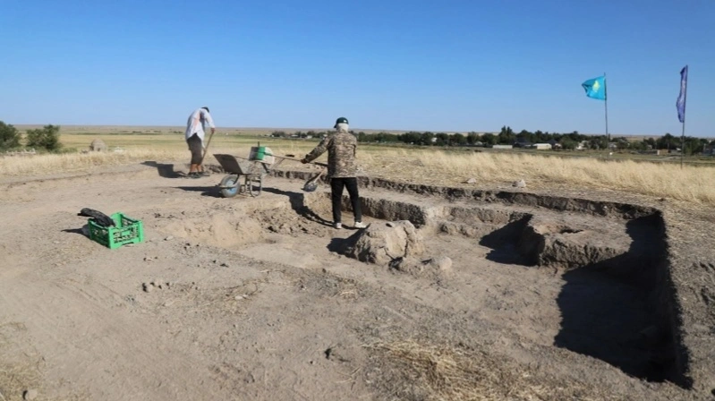 Артефакты нескольких эпох обнаружили на древнем городище в Каратау