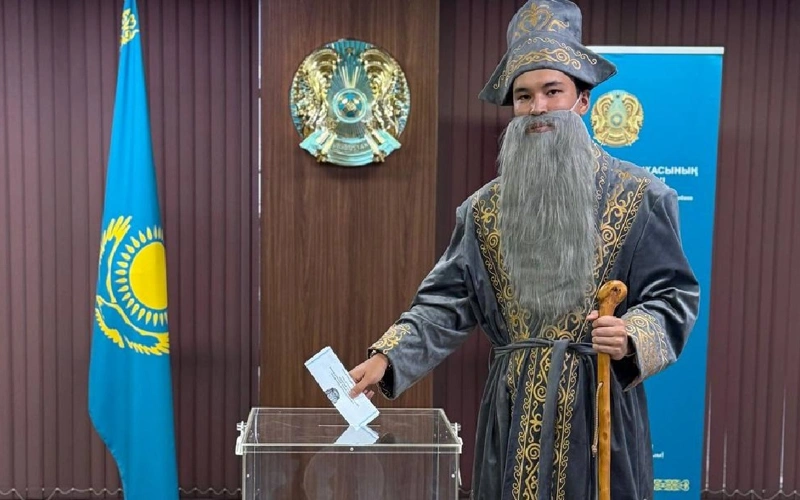 Казахстанец в образе бия одним из первых проголосовал в Токио
