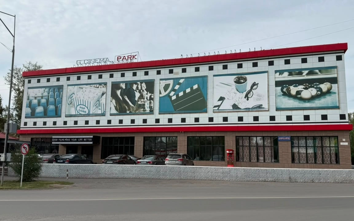 Павлодар жұрты Шәкен Аймановтың есімін кинотеатр маңдайшасынан алып тастағанына наразы