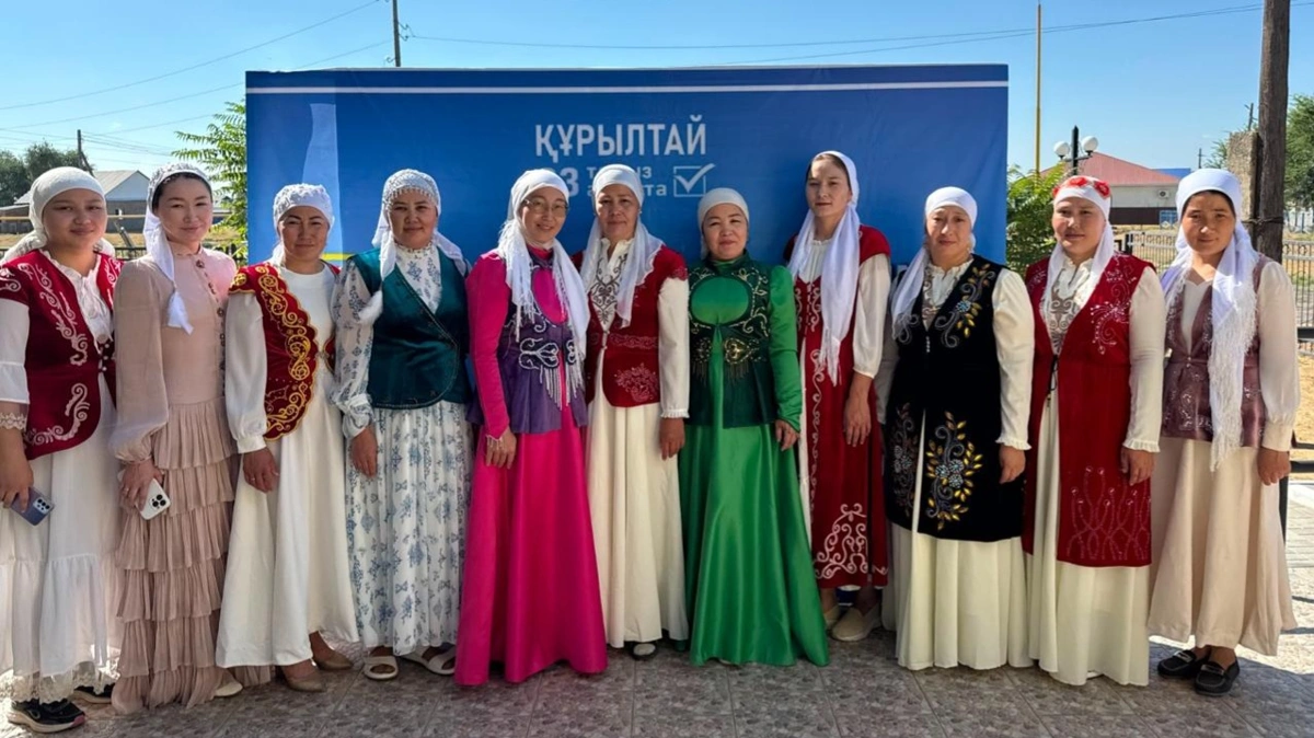Молодые женщины в национальных костюмах проголосовали на избирательном участке в Атырауской области 