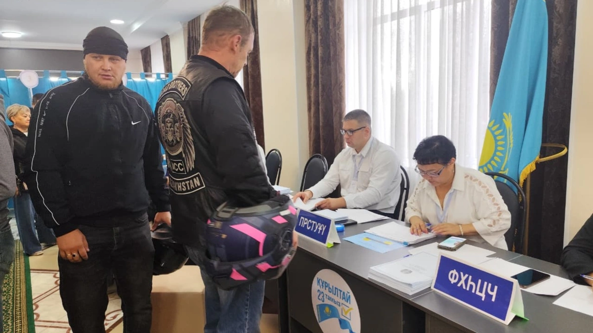 Байкеры устроили мотозаезд к избирательному участку в Кокшетау